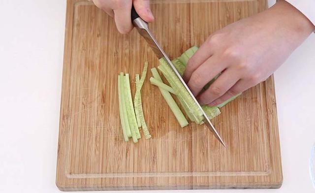 宝宝辅食美味黄瓜虾丸汤,营养丰富、促进食欲瞬间俘获宝宝的小嘴