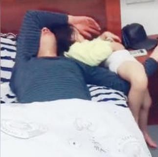 奶爸哄3岁女儿睡觉，宝妈洗完澡后，推门忍不住飞起一脚