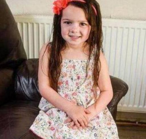 国外一4岁女童患怪病，身体两边都不对称