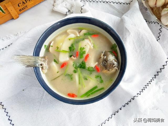 鲫鱼菌菇汤这样做鲜掉眉毛，只要注意这几点，汤汁奶白，鲜美好喝