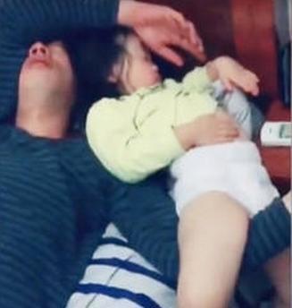 奶爸哄3岁女儿睡觉，宝妈洗完澡后，推门忍不住飞起一脚