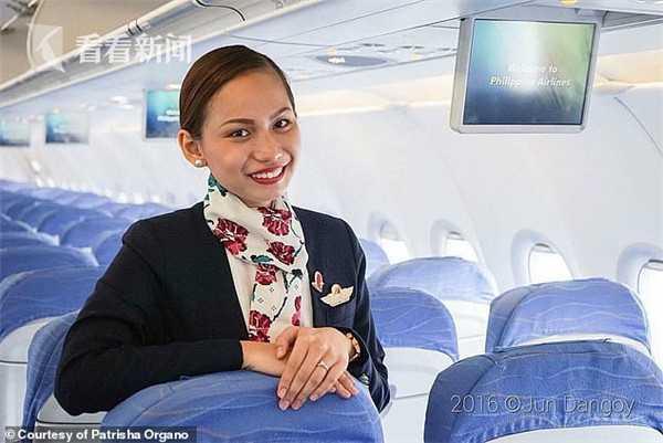 宝宝飞机上哭闹要喝奶 豪爽空姐帮忙喂母乳