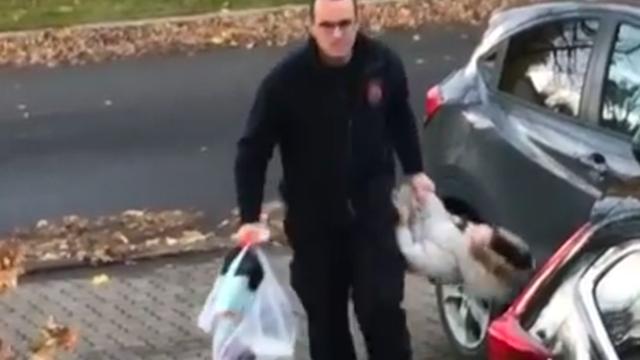 视频｜女儿懒得走路躺平装死 被老爸像拎菜一样提回家