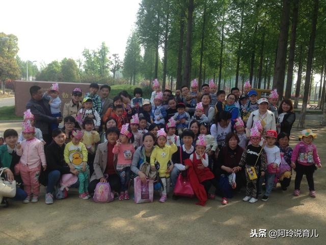 爸爸姓杨，给孩子取了个名字，妈妈在公园里喊了一声，脸顿时通红