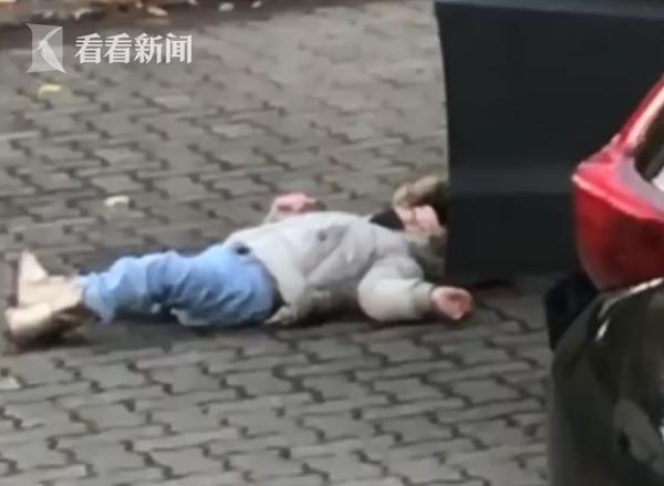 女儿懒得走路躺平装死 被老爸像拎菜一样提回家