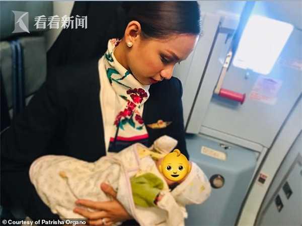 宝宝飞机上哭闹要喝奶 豪爽空姐帮忙喂母乳