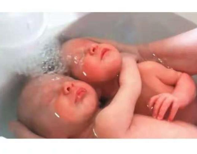 护士给刚出生的双胞胎洗澡，放入水中那一刻，宝宝的举动暖化众人