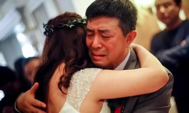 为什么女儿更愿意跟爸爸亲近，专家给出的解释，让宝妈无话可说