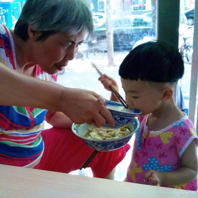 多吃点长得高？错，孩子只会越来越矮