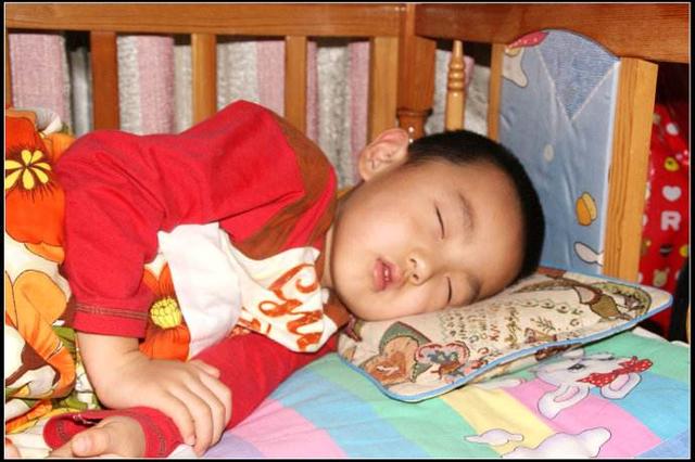几岁该和孩子分房睡？医生：这3种情况提醒父母，再不分房就晚了