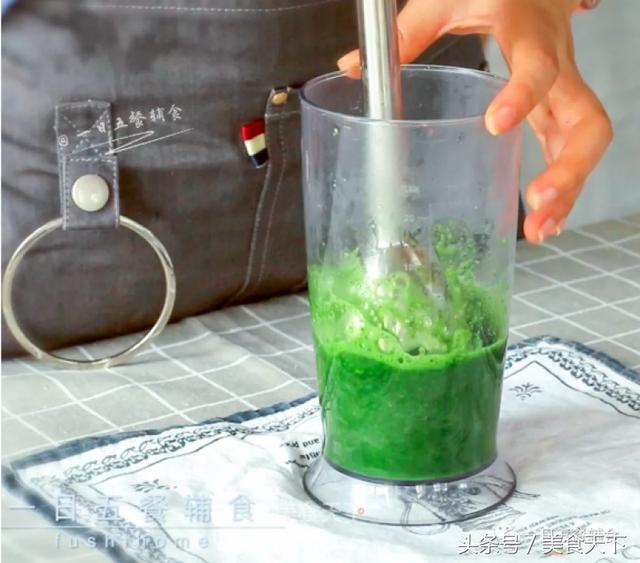 超高颜值的早餐辅食：菠菜鸡蛋饼，营养更均衡，小孩子应该多吃