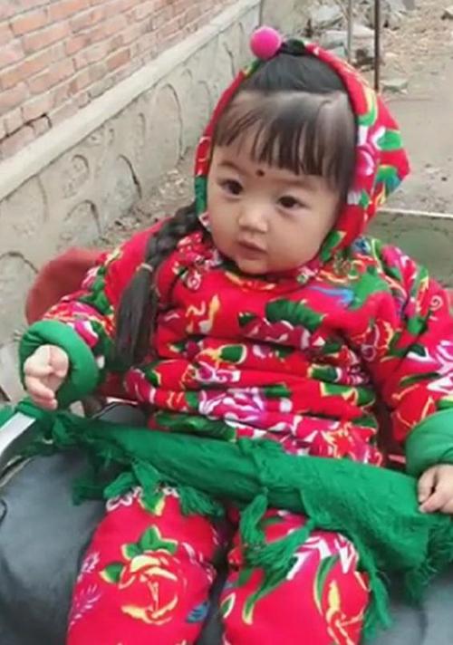 女儿回农村奶奶家，看奶奶发来的照片，妈妈扑哧笑出声，艳压全村