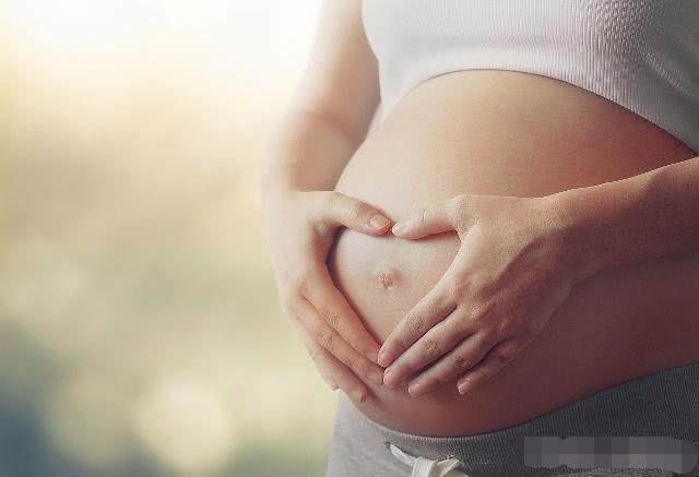 孕妈“尿液”若有这2个表现，可能是在告诉你“羊水”变少了！