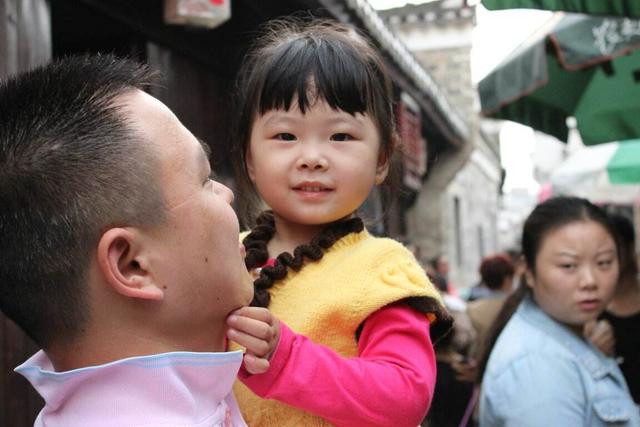 为什么女儿更愿意跟爸爸亲近，专家给出的解释，让宝妈无话可说