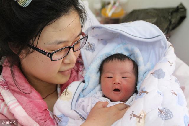 宝宝0—1岁发育及护理要点，最具体的注意事项，妈妈抓紧收藏！