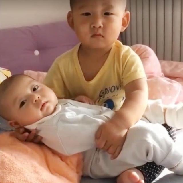 妈妈出去做饭，哥哥看着弟弟先睡着了，弟弟：不是要哄我睡觉吗？