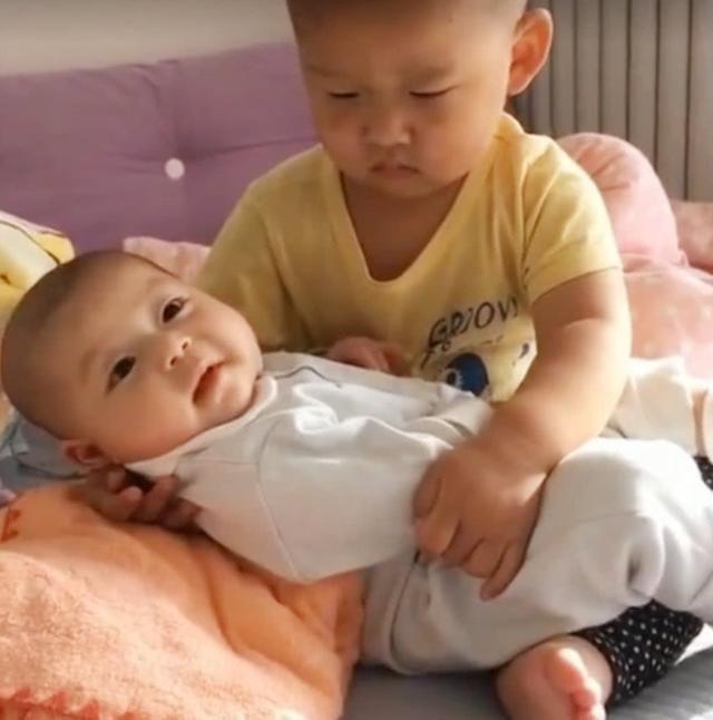 妈妈出去做饭，哥哥看着弟弟先睡着了，弟弟：不是要哄我睡觉吗？