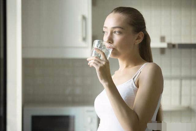 孕妇在这3个“时间点”喝水，羊水会更好，胎儿也会更健康！