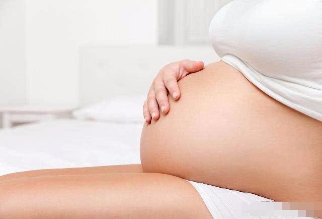 孕妈“尿液”若有这2个表现，可能是在告诉你“羊水”变少了！