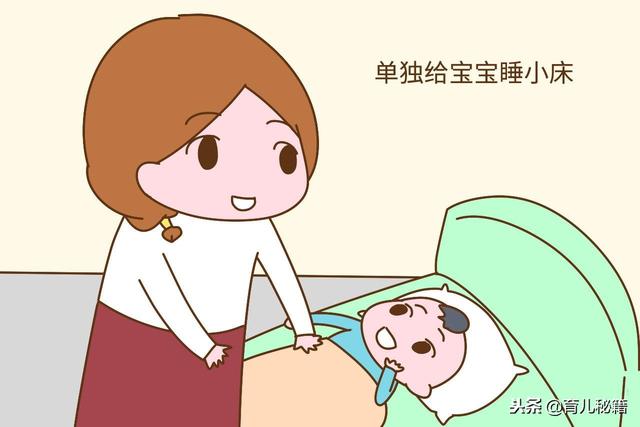 刚出生的小宝宝，跟妈妈一起睡觉好，还是单独睡小床好？