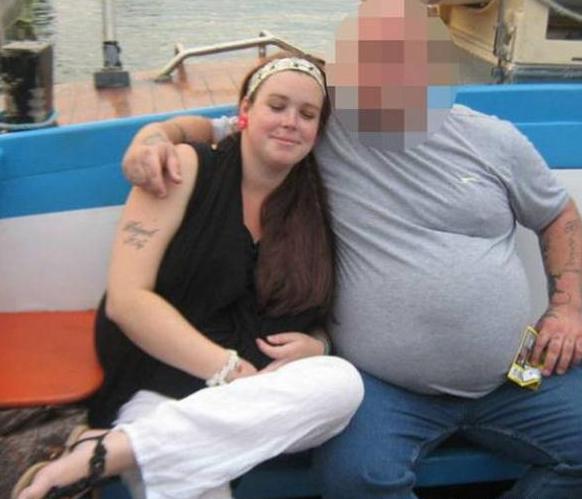 英国一位母亲产完孩子苏醒后，却看到自己的两条腿都不在了