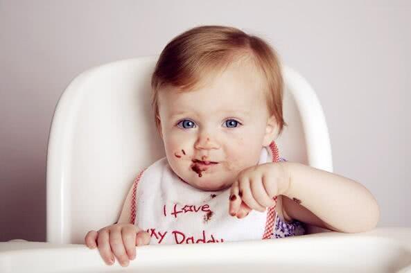 千万不要错过让宝宝自己吃饭的绝佳时机