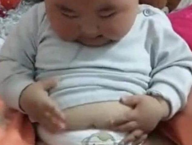 2岁宝宝发现了自己的大肚腩，指着自己的肚皮向妈妈炫耀！