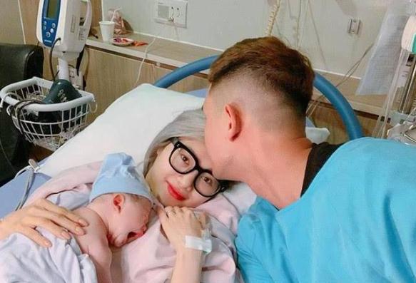 女网红顺产10分钟生下婴儿，生完8天身材还原腰细得像少女