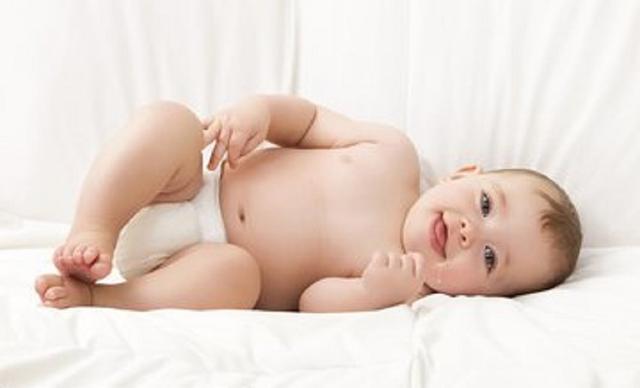 冬天为了宝宝在换尿不湿时冻不着，妈妈都怎么做？网友：笑翻了！