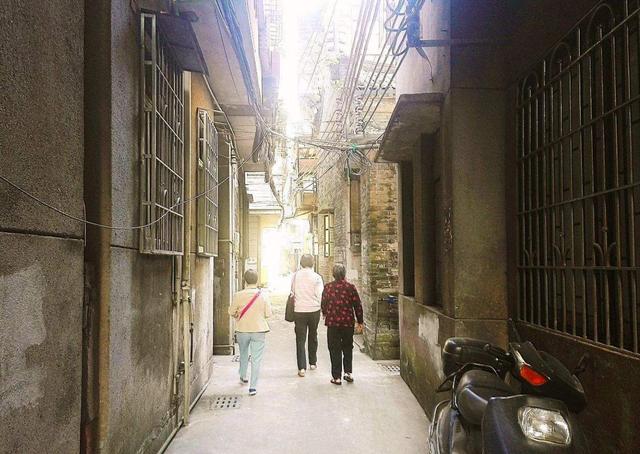 五岁女孩半夜总往爷爷屋里跑，宝妈往门缝一看，泪流满面