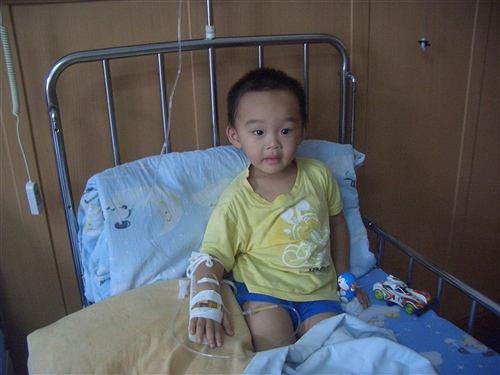 家里让老人带小孩的注意了，别让她这样喂宝宝，已经有孩子住院了