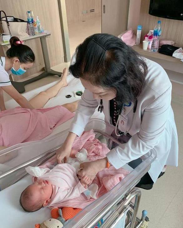 女网红顺产10分钟生下婴儿，生完8天身材还原腰细得像少女