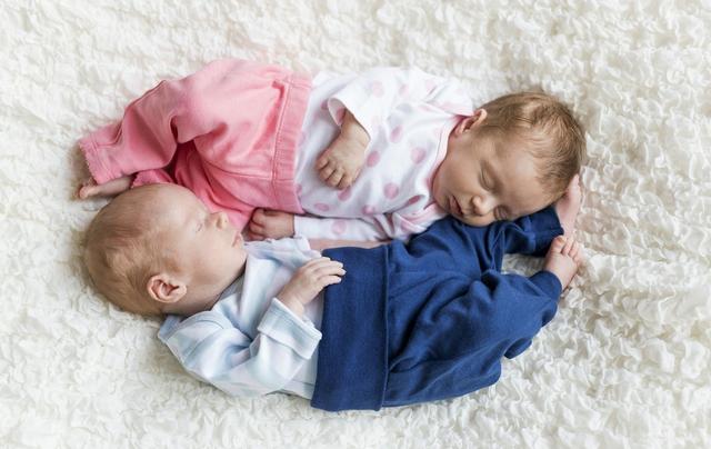 护士给刚出生的双胞胎洗澡，放入水中那一刻，宝宝的举动暖化众人