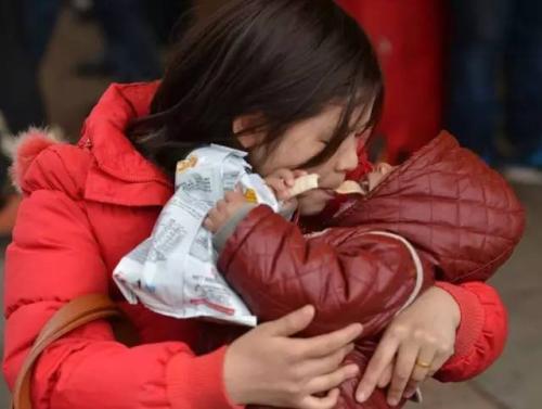 家里让老人带小孩的注意了，别让她这样喂宝宝，已经有孩子住院了
