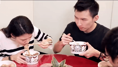 看完心疼！左撇子们的尴尬糟心日常大盘点
