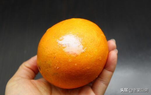 1个橙子1个鸡蛋，防咳效果杠杠的，别只会炖梨防咳，这个比梨好吃