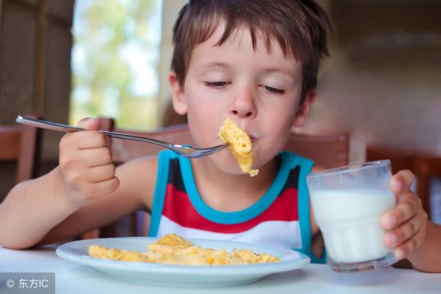 0-3岁是宝宝发育的黄金时期，10个月还不引导孩子吃早餐，会后悔