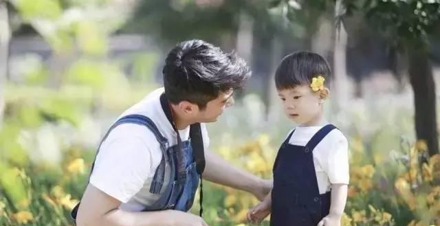 孩子经常“啃手”？妈妈要注意，不然会有大麻烦