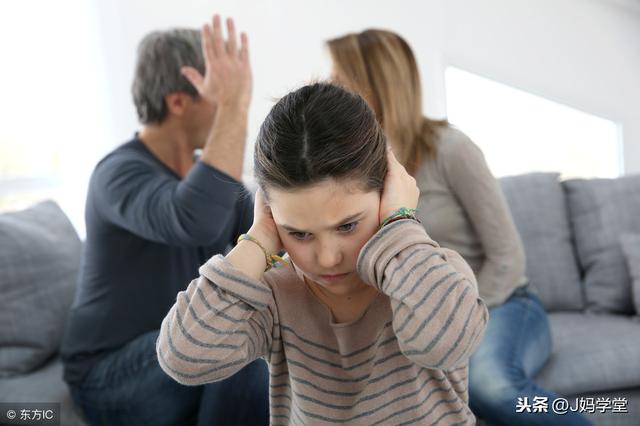 父母跟孩子哭穷，其实是关于一个父母如何跟孩子谈论金钱的问题