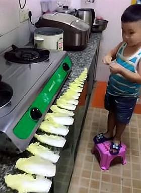 4岁男孩帮妈妈剥菜，看到“完美作品”后，网友：一定是九月生的