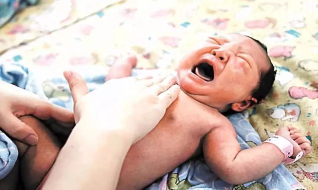 给宝宝抚触按摩，要讲究正确的顺序和手法