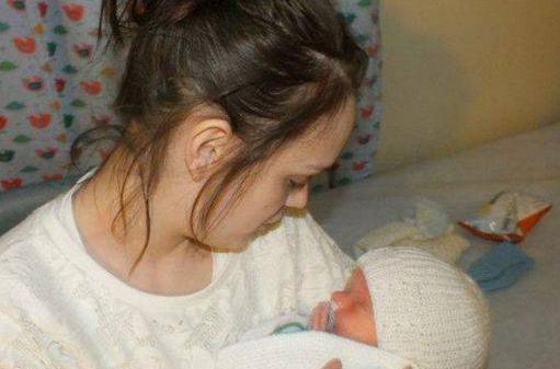 英国男婴出生没完整大脑，医生称活不了几天，如今2岁会喊妈妈！