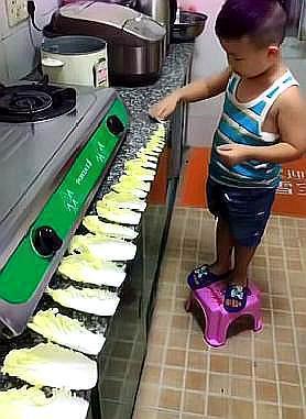 4岁男孩帮妈妈剥菜，看到“完美作品”后，网友：一定是九月生的