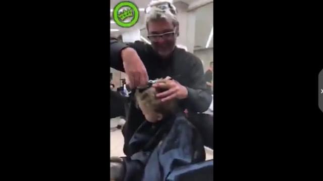 理发店员为吸引哭闹小宝宝注意，变身合唱团，宝宝的发型亮了