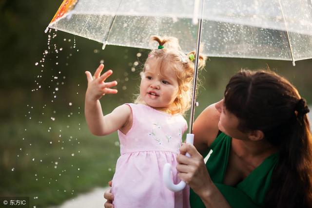 孩子到这个年龄后，家长就该给零花钱了，晚了影响不好