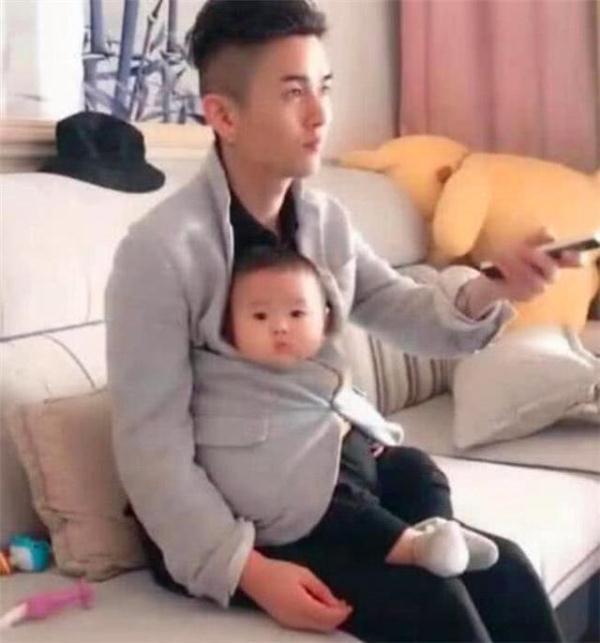 妈妈外出让爸爸带孩子，回到家看到宝宝笑喷：是亲生的