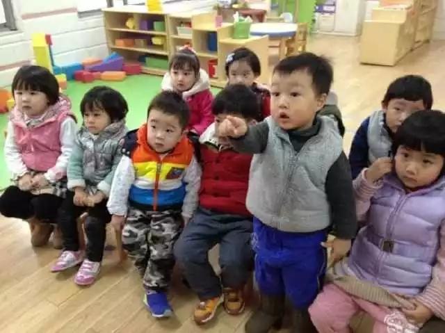 天气变冷，别让孩子晚上这样睡觉，会伤害孩子的健康，家长别大意