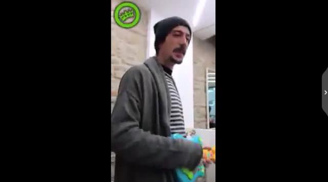 理发店员为吸引哭闹小宝宝注意，变身合唱团，宝宝的发型亮了