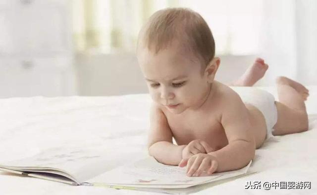 宝宝趴着的动作，专家都提倡，为什么家长却要小心？