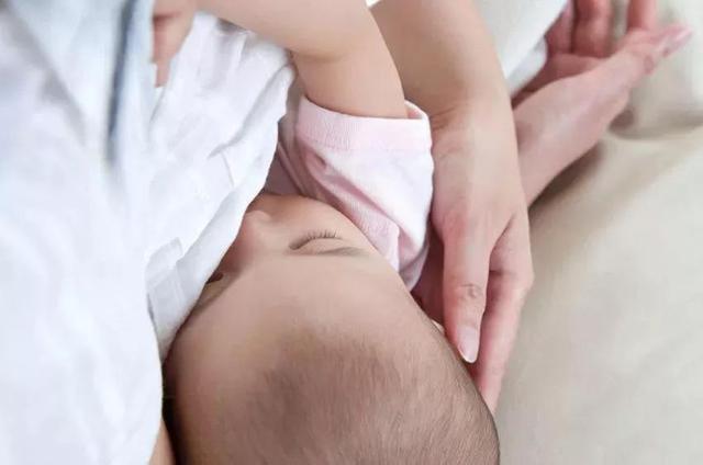 夜奶是躺着喂还是抱着喂？到底怎么样更好，宝妈应该怎么选择
